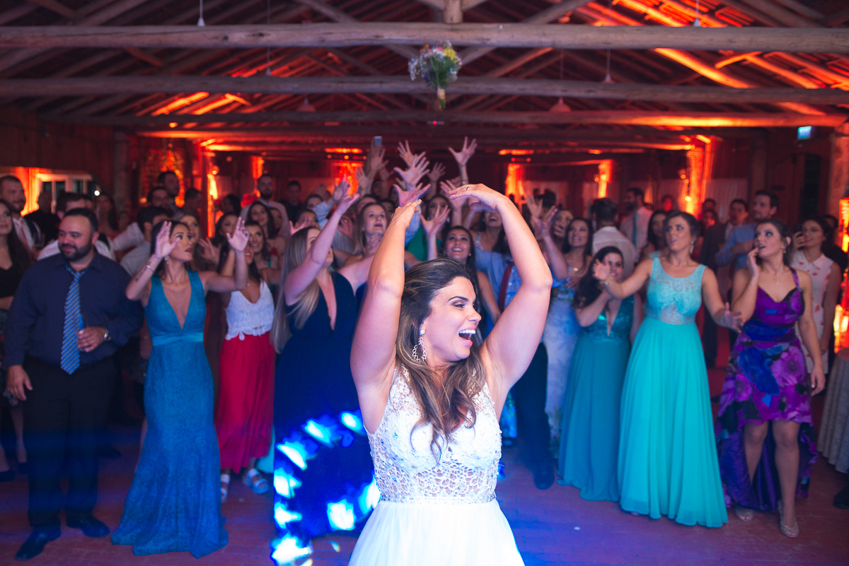 Noiva jogando o buque durante o baiule dos noivos. Foto Marco Moscarelli. Casamento Clube Caça e Pesca Pelotas