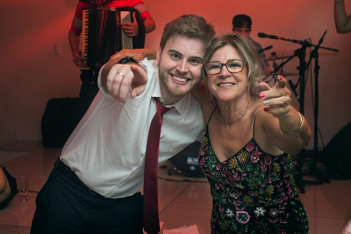 Lindo momento de ternura do formando com a sua mãe durante as homenagens no dia da formatura. Foto Marco Moscarelli Fotógrafo