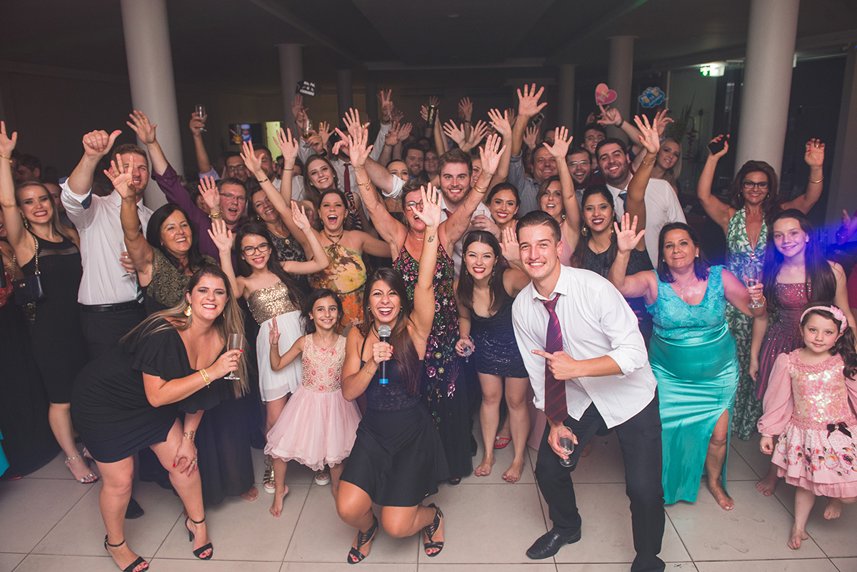 Fotografia da galera reunida com a cantora Mariana Maciel durante a festa de formatura de direito. Foto por Marco Moscarelli Fotografo