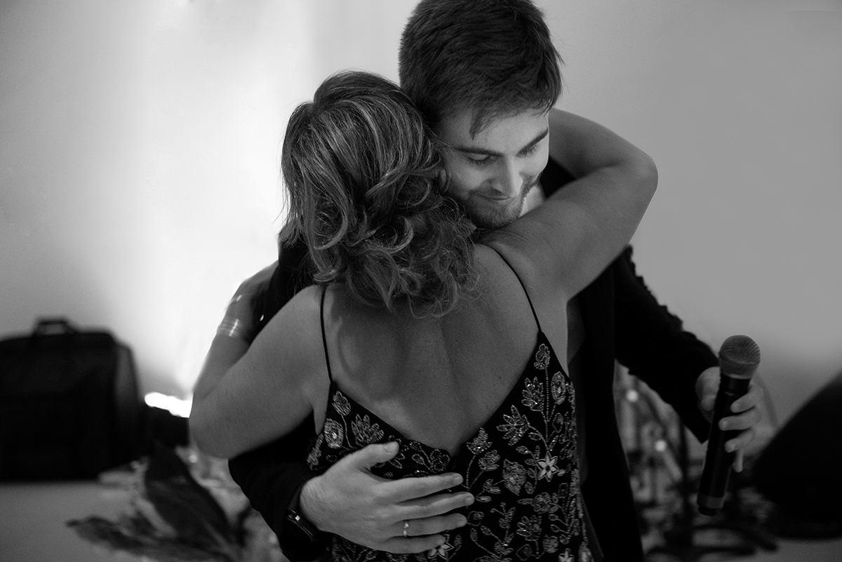 Lindo momento de ternura do formando com a sua mãe durante as homenagens no dia da formatura. Foto Marco Moscarelli Fotógrafo