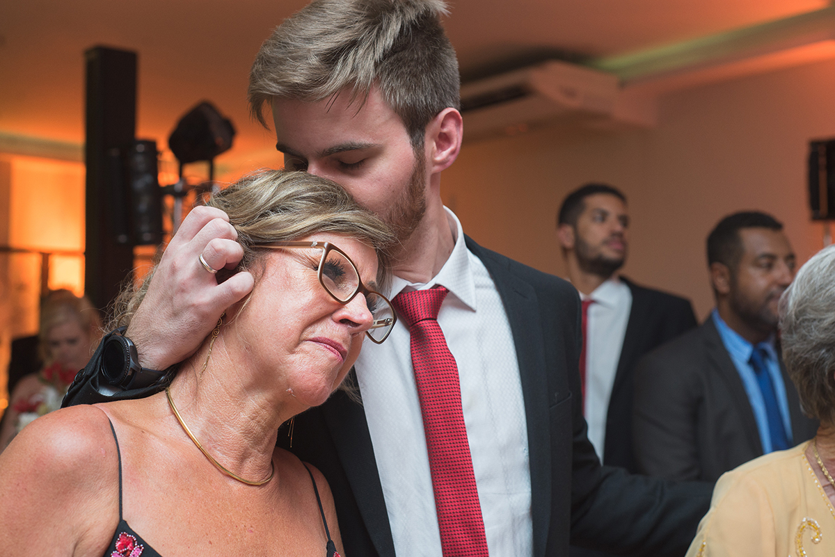 Lindo momento de ternura do formando com a sua mãe durante as homenagens no dia da formatura. Foto Marco Moscarelli Fotógrafo