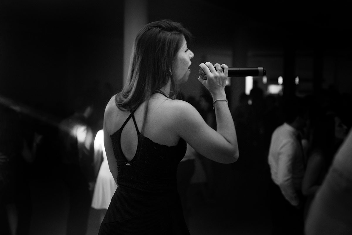 Foto em preto e brqanco da linda cantora Mariana Maciel durante show na recepção de formatura de direito. Foto Marco Moscarelli Fotógrafo
