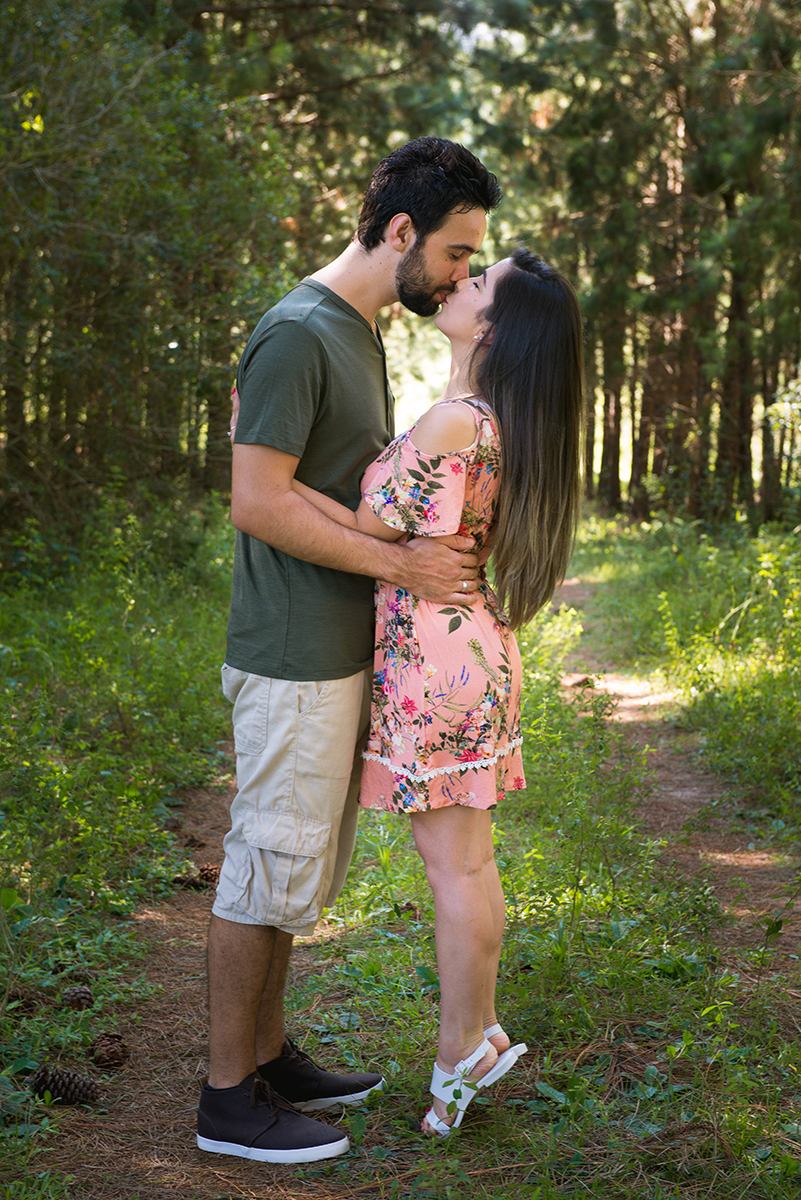 Noiva na pontas dos pés beijando noivo durante ensaio pré wedding, ensaio de casal. Foto Marco Moscarelli Fotografo