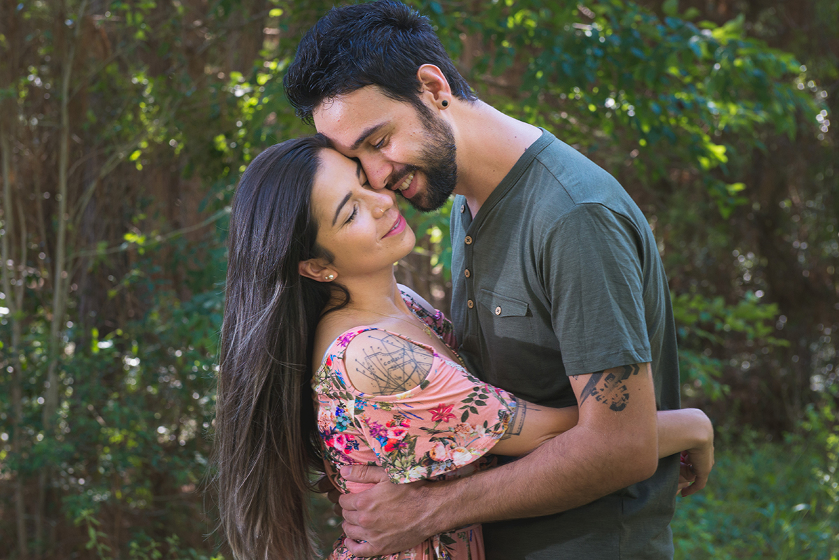 Noiva na pontas dos pés beijando noivo durante ensaio pré wedding, ensaio de casal. Foto Marco Moscarelli Fotografo