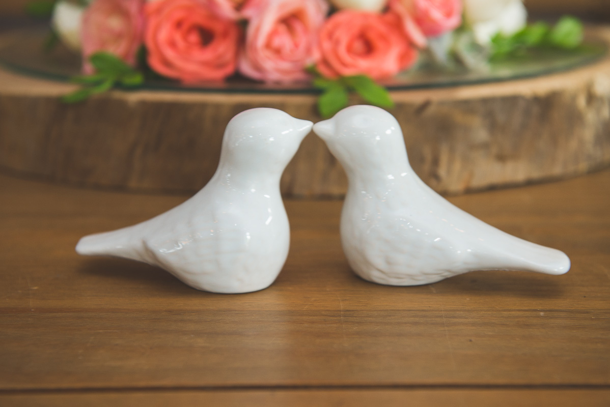 Detalhe da decoração da mesa dos noivos, pombinhos brancos se beijando. Foto por Marco Moscarelli Fotógrafo