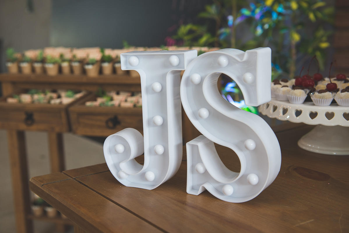 Detalhe das iniciais dos noivos na decoração da recepção após o casamento. Foto por Marco Moscarelli Fotógrafo