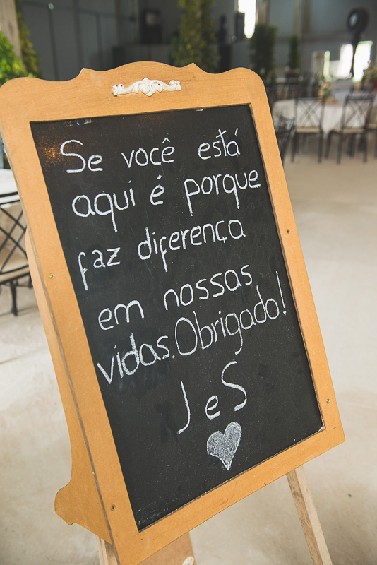 Detalhe da decoração da recepção dos noivos, quadro negro com inscrições de agradecimento. Foto por Marco Moscarelli Fotógrafo