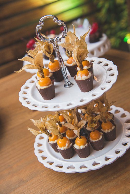 Fotografia dos docinhos que completam a mesa de doces da recepção dos noivos. Foto por Marco Moscarelli Fotógrafo