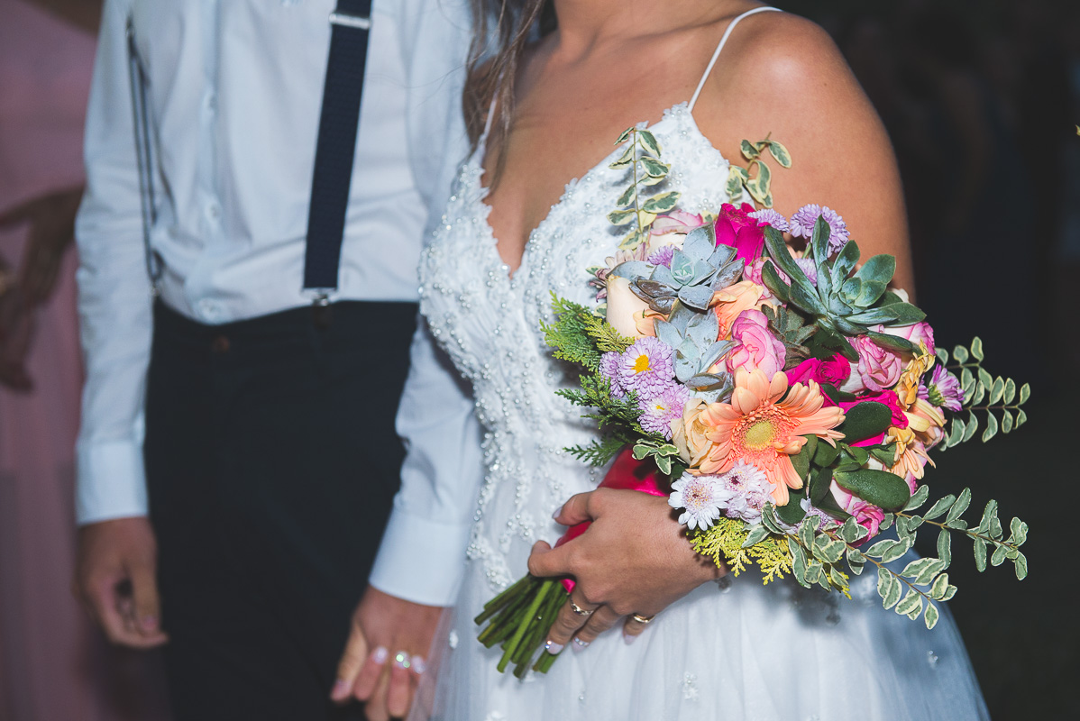 Fotografia em detalhge do buquê da noiva durante a cerimônia de casamento. Foto por Marco Moscarelli Fotógrafo