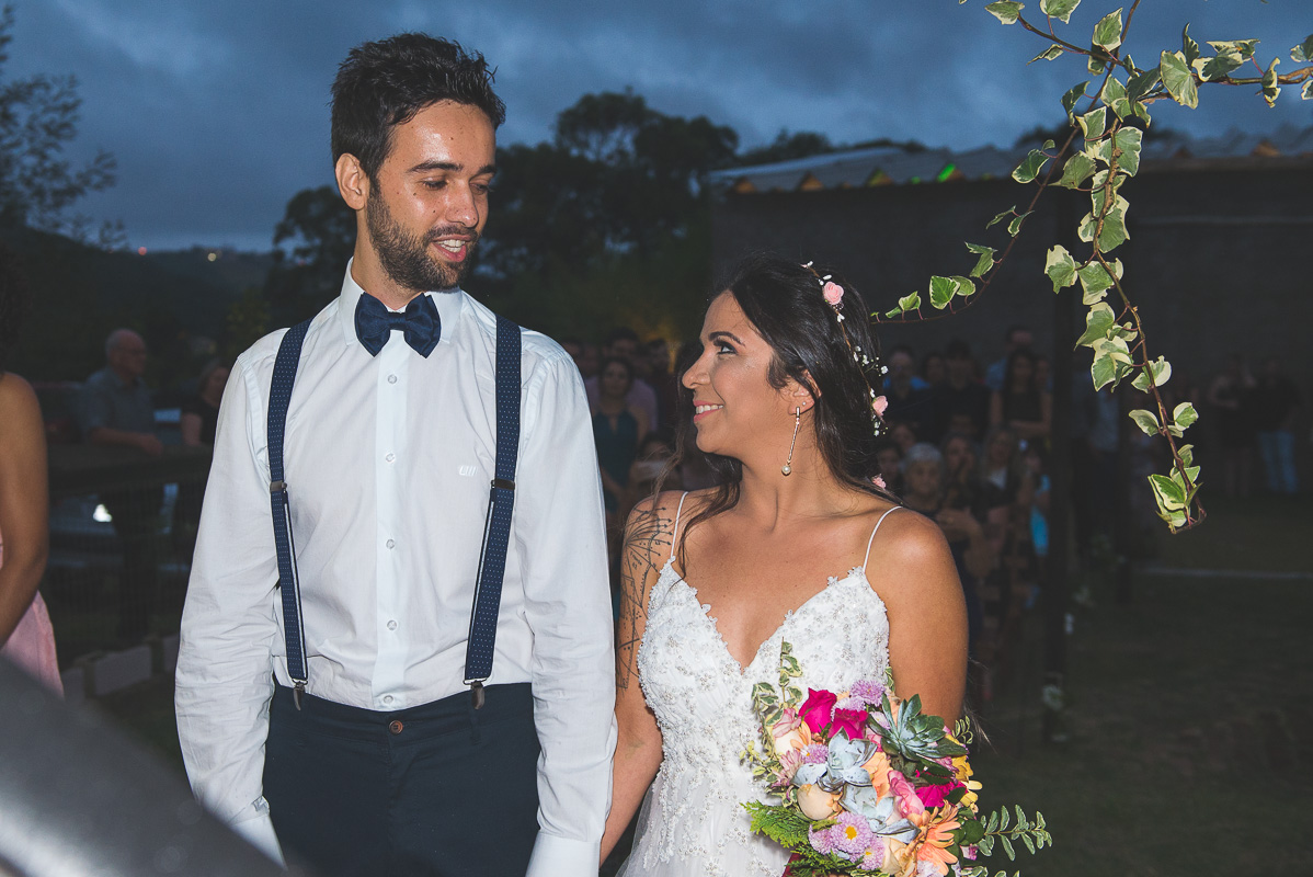 Linda troca de olhares entre o casal de noivos durante a cerimônia de casamento. Foto por Marco Moscarelli Fotógrafo