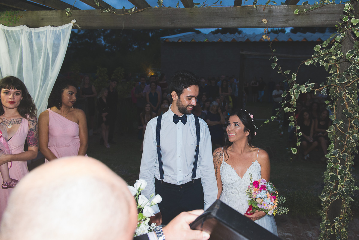 Linda troca de olhares entre o casal de noivos durante a cerimônia de casamento. Foto por Marco Moscarelli Fotógrafo