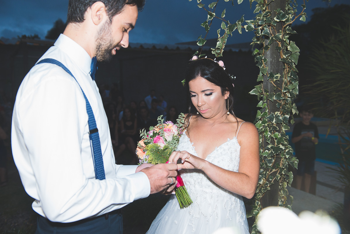 Noivos trocando alianças durante a cerimônia de casamento. Foto por Marco Moscarelli Fotógrafo