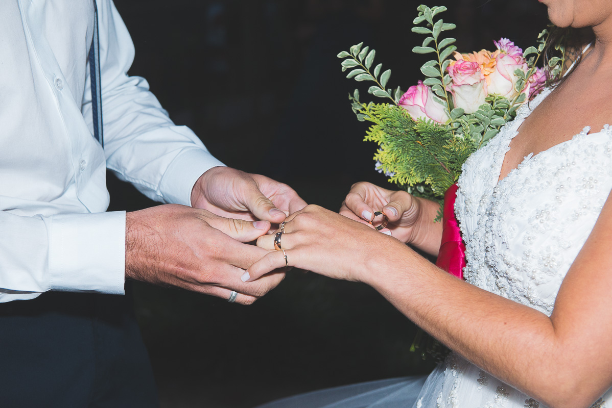 Noivos trocando alianças durante a cerimônia de casamento. Foto por Marco Moscarelli Fotógrafo