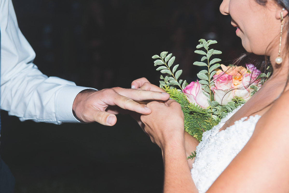 Noivos trocando alianças durante a cerimônia de casamento. Foto por Marco Moscarelli Fotógrafo