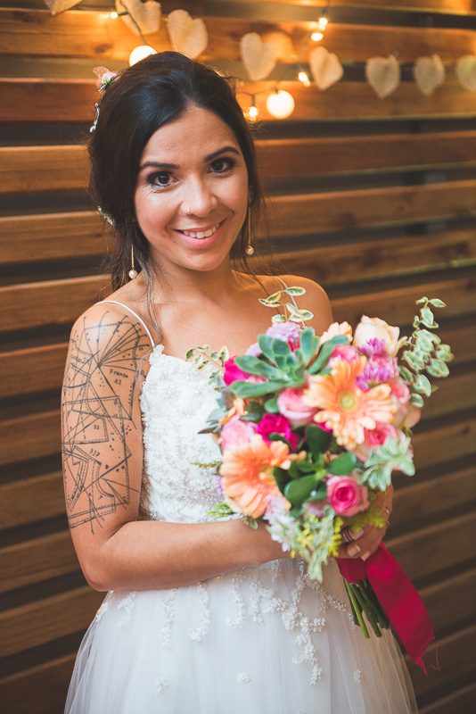 Lindo retrato da noiva com o seu buquê após a cerimonia de casamento. Noivos trocando alianças durante a cerimônia de casamento. Foto por Marco Moscarelli Fotógrafo