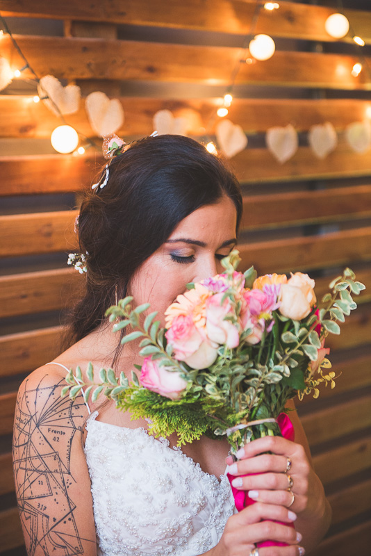Lindo retrato da noiva com o seu buquê após a cerimonia de casamento. Noivos trocando alianças durante a cerimônia de casamento. Foto por Marco Moscarelli Fotógrafo