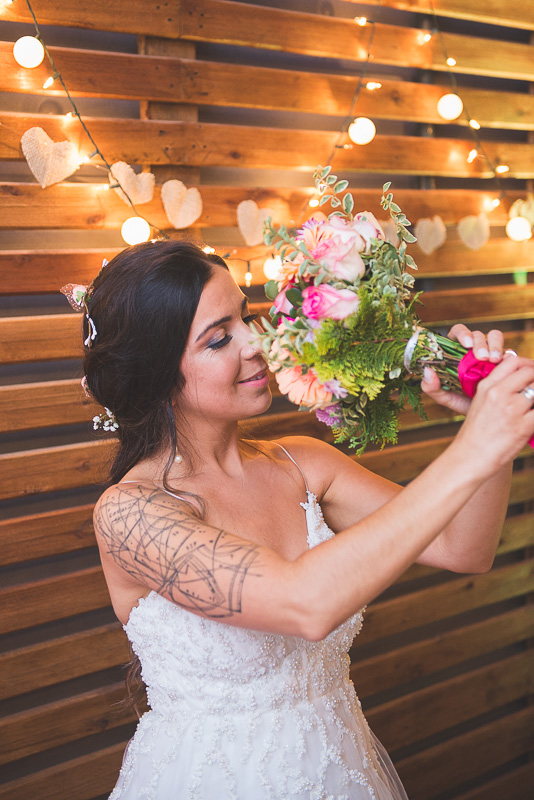 Lindo retrato da noiva com o seu buquê após a cerimonia de casamento. Noivos trocando alianças durante a cerimônia de casamento. Foto por Marco Moscarelli Fotógrafo