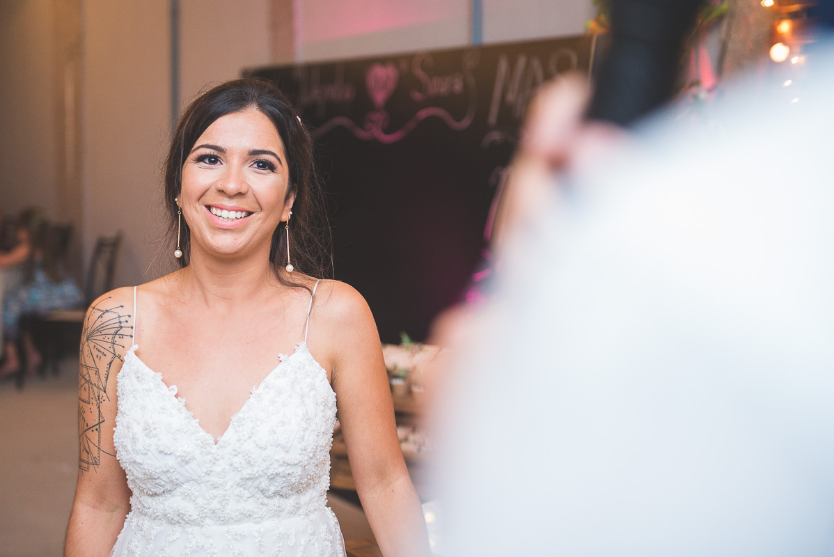 Lindo sorriso da noiva durante os votos dos noivos na cerimônia de casamento.Foto por Marco Moscarelli Fotógrafo