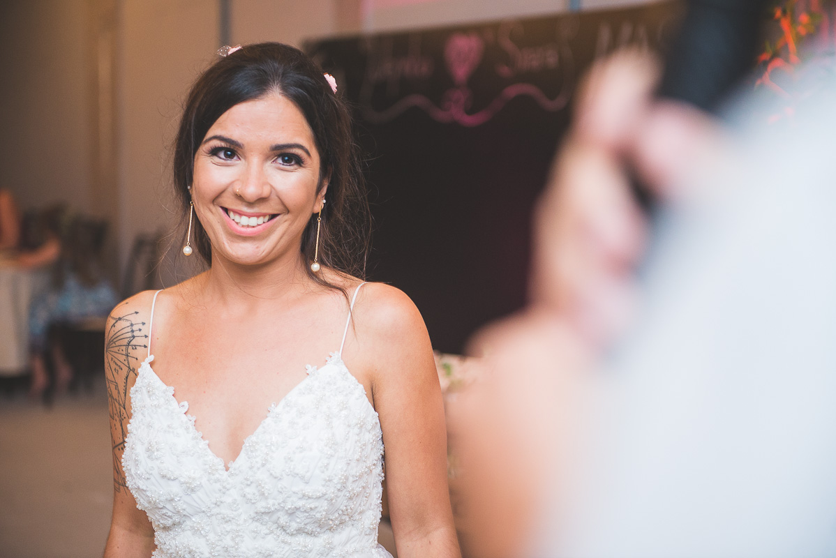 Lindo sorriso da noiva durante os votos dos noivos na cerimônia de casamento.Foto por Marco Moscarelli Fotógrafo