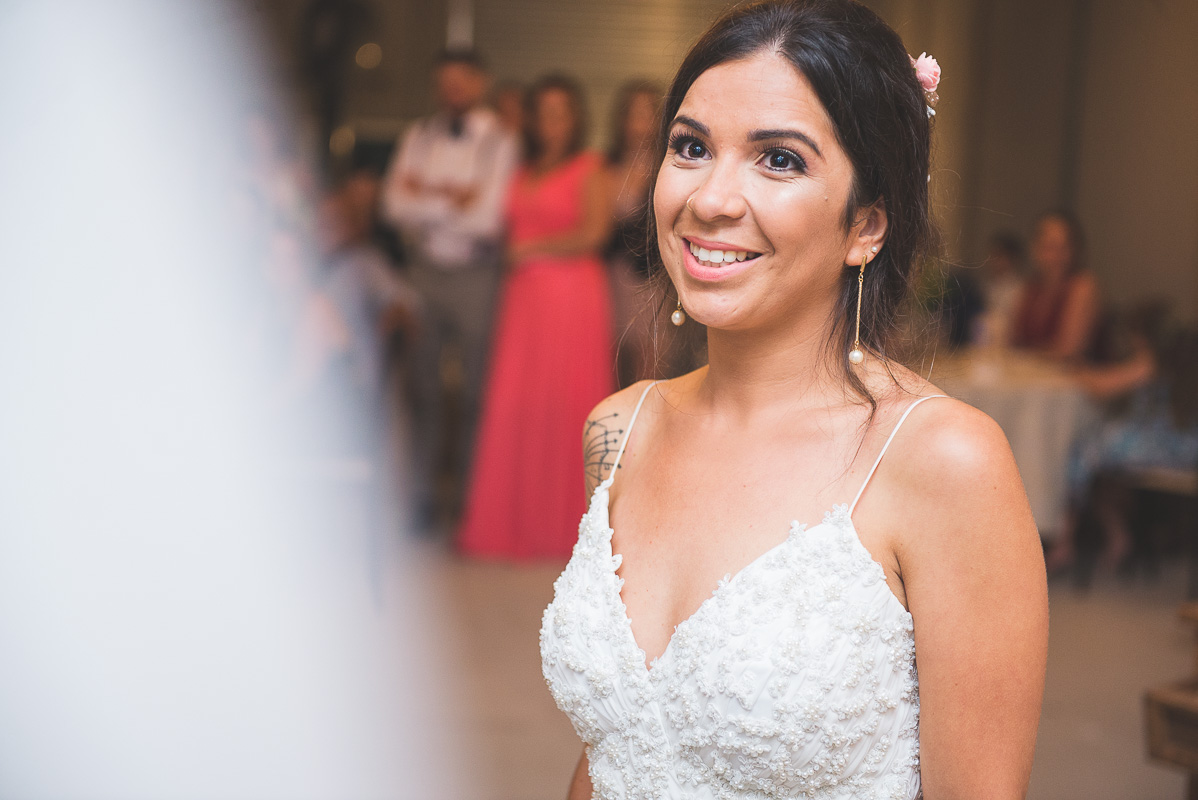 Lindo sorriso da noiva durante os votos dos noivos na cerimônia de casamento.Foto por Marco Moscarelli Fotógrafo