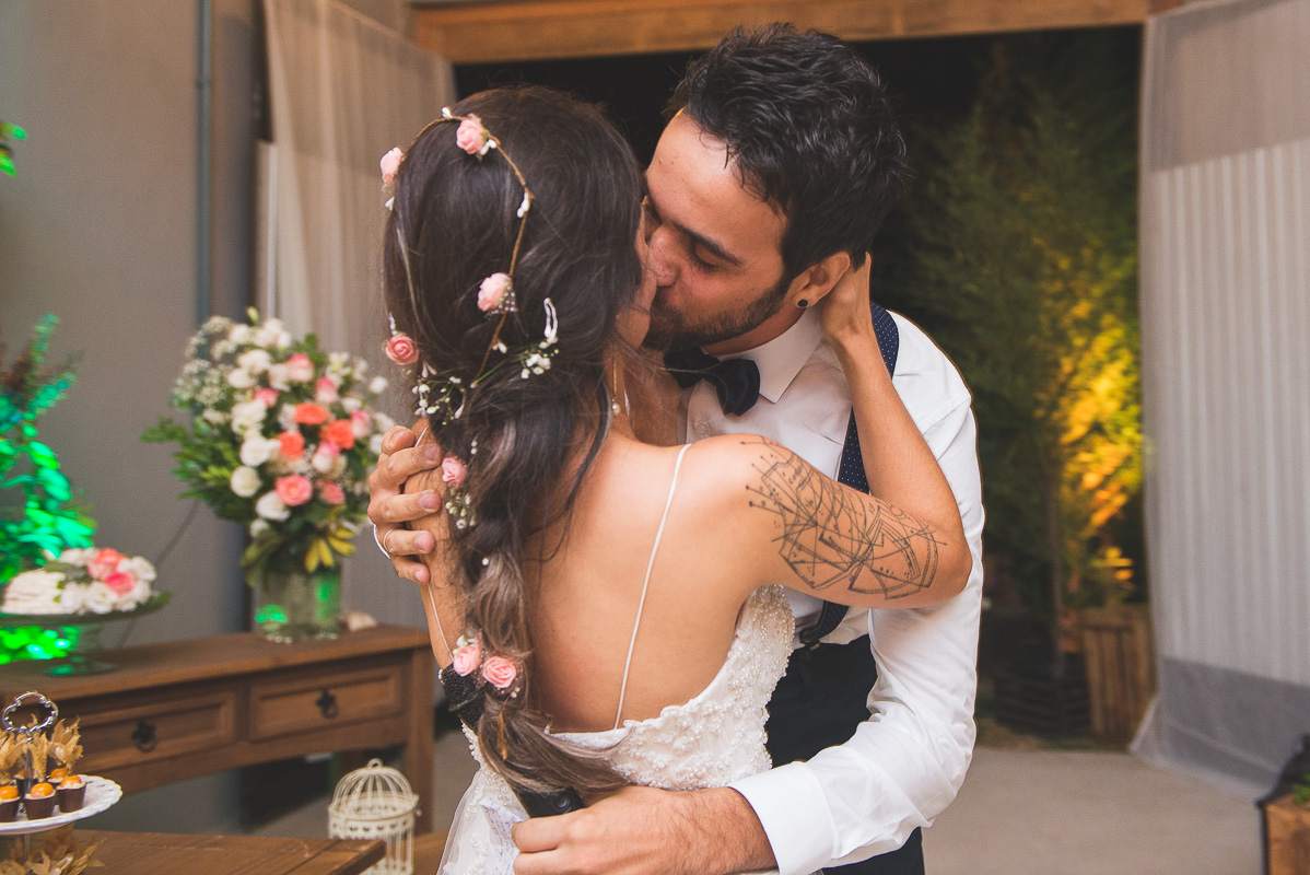 Noivos trocando um lindo beijo após a leitura dos votos na ceriônia de casamento. Foto por Marco Moscarelli Fotógrafo