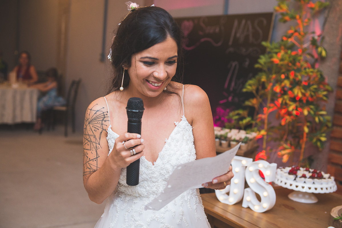 Lindo sorriso da noiva durante os votos dos noivos na cerimônia de casamento.Foto por Marco Moscarelli Fotógrafo