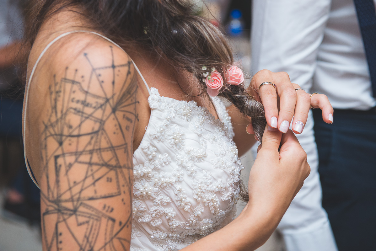 Foto do detalhe do vestido da noiva durante a recepção dos noivos a´pos a cerimônia de casamento. Foto por Marco Moscarelli
