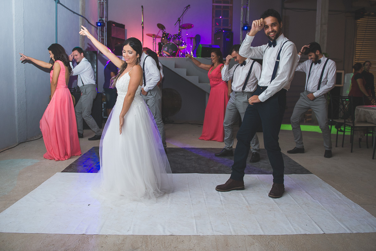Dança dos noivos abrindo a pista d edança na recepção após a cerimônia de casamento. Foto por Marco Moscarelli Fotógrafo