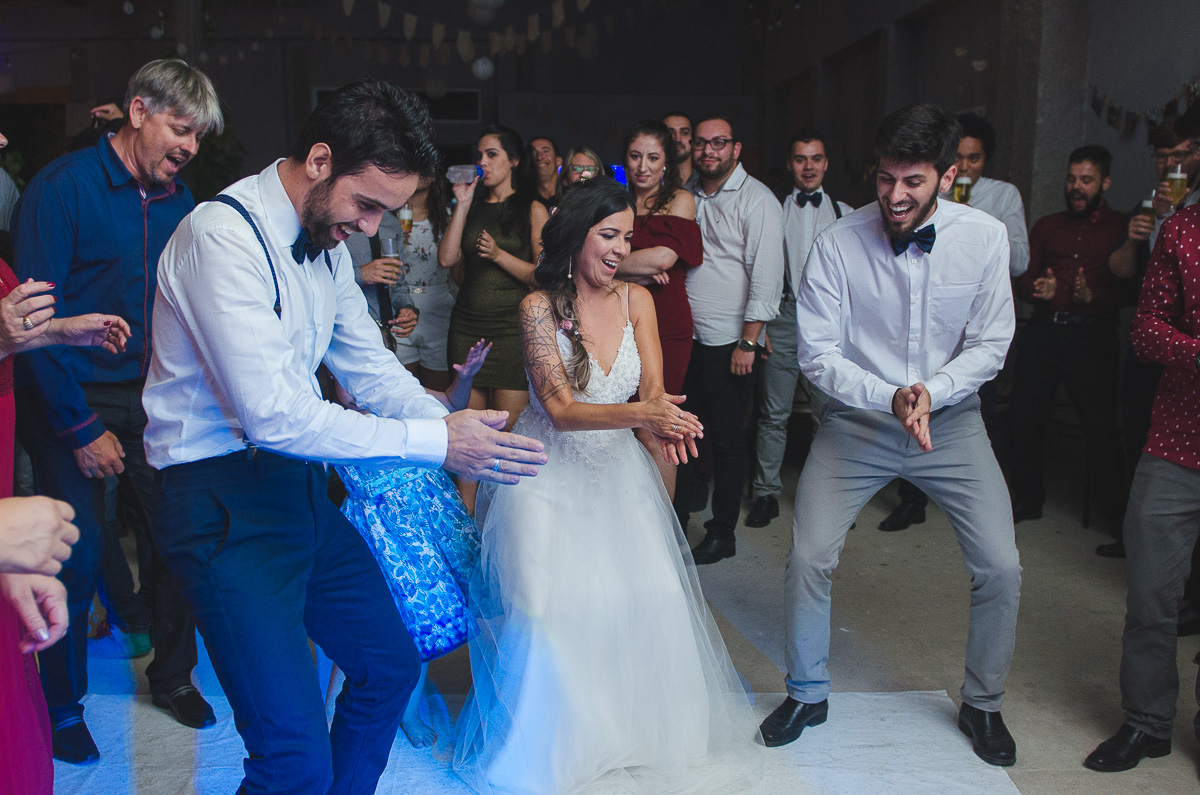 Dança dos noivos abrindo a pista d edança na recepção após a cerimônia de casamento. Foto por Marco Moscarelli Fotógrafo
