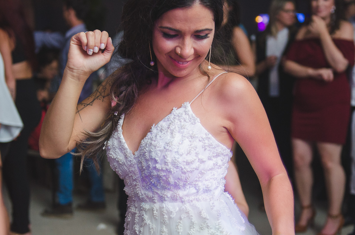 Dança dos noivos abrindo a pista d edança na recepção após a cerimônia de casamento. Foto por Marco Moscarelli Fotógrafo