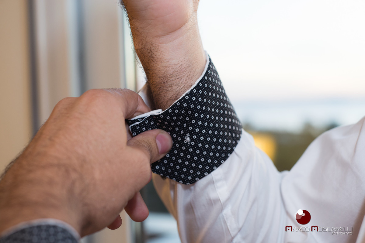 Detalhe do Making of do noivo abotoando a camisa. Foto Marco Moscarelli
