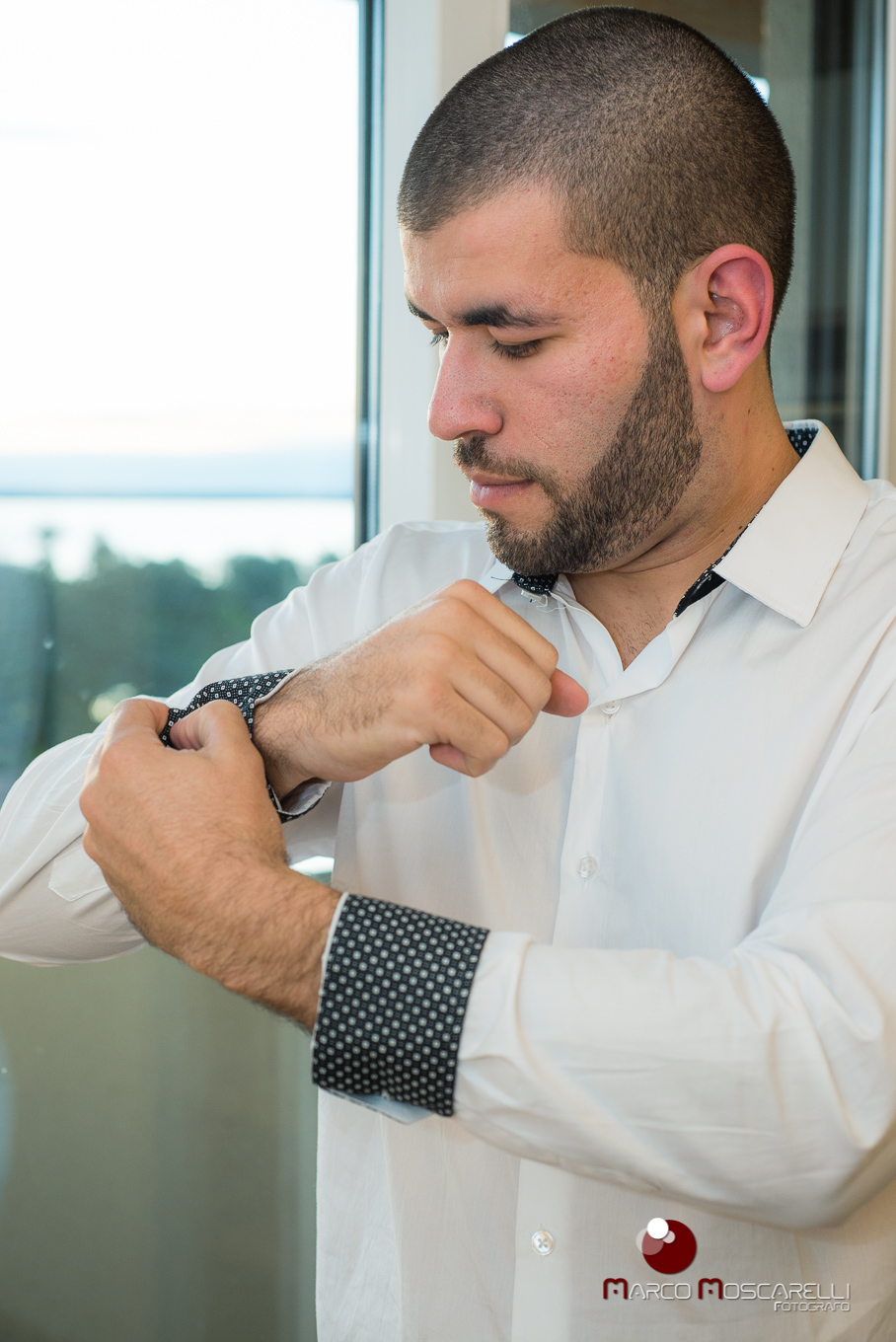 Making of do noivo abotoanco camisa. Foto Marco Moscarelli
