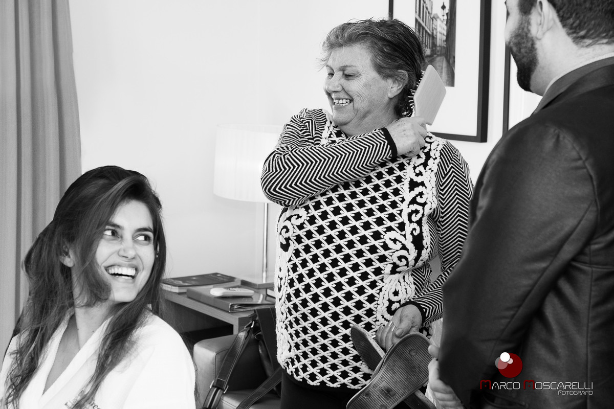 Making of da noiva. Sorrisos alegres da noiva e sua mãe em momentos antes do casamento. Foto por Marco Moscarelli