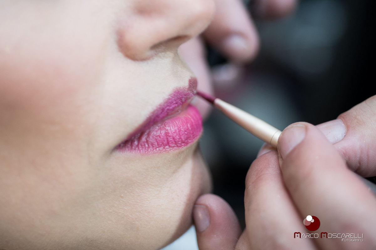 Detalhe do Making of da noiva. Foto do labio da noiva no moemnto da maquiagem. Foto por Marco Moscarelli