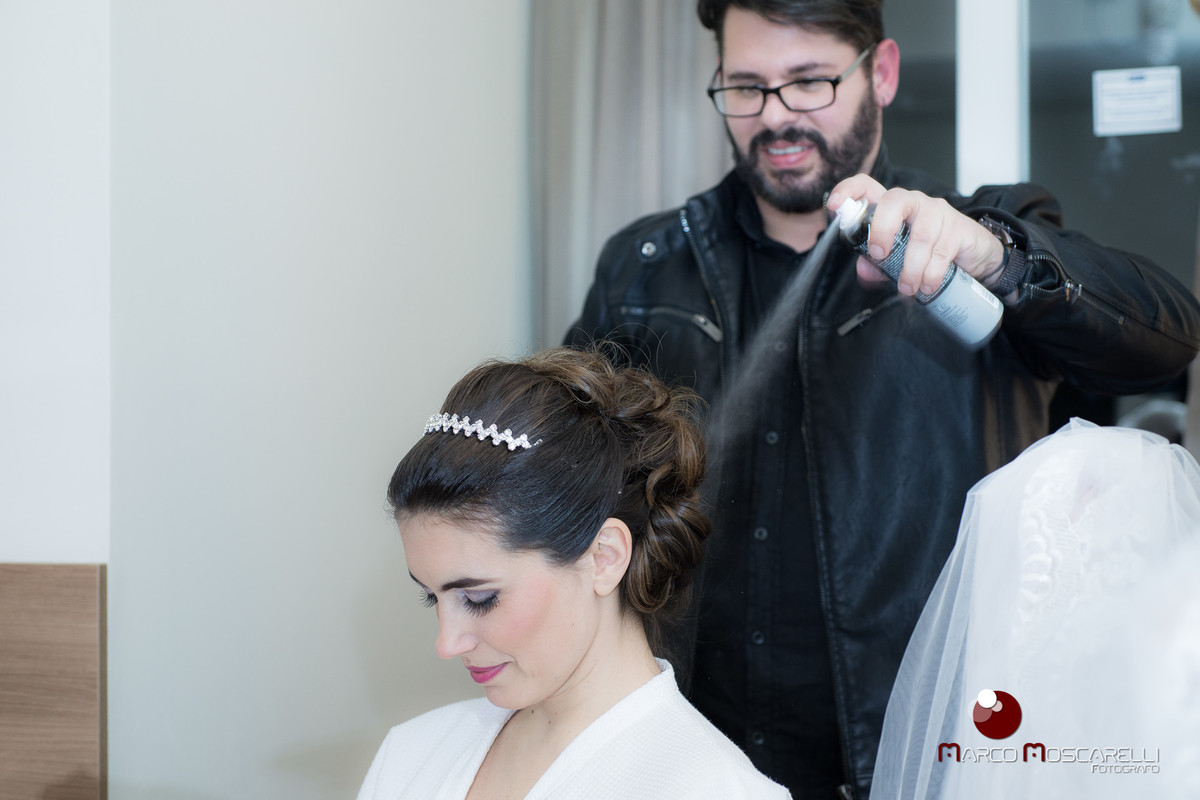 Making of da noiva, maquiador dando ultimo retoque no cabelo momentos antes do casamento. foto por Marco Moscarelli
