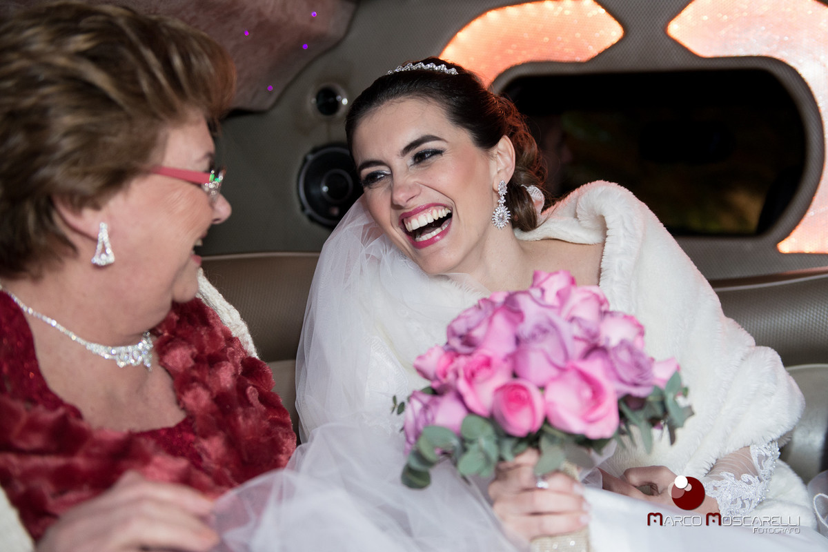 Momento de descontração da noiva com sua mãe a caminho da cerimonia de casamento.