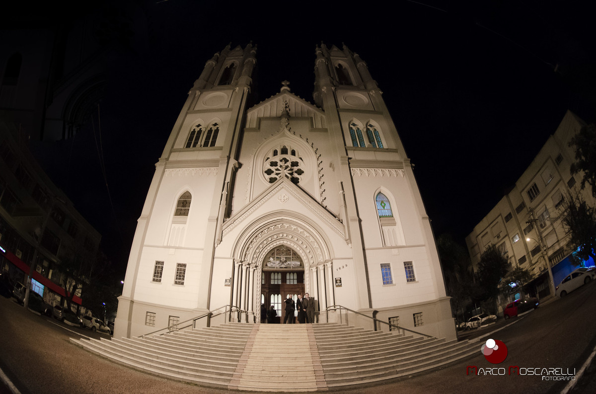 Foto com grande angular da fachada da igreja Paroquia São Pedro em Porto Alegre onde aconteceu o casamento. Foto por Marco Moscarelli