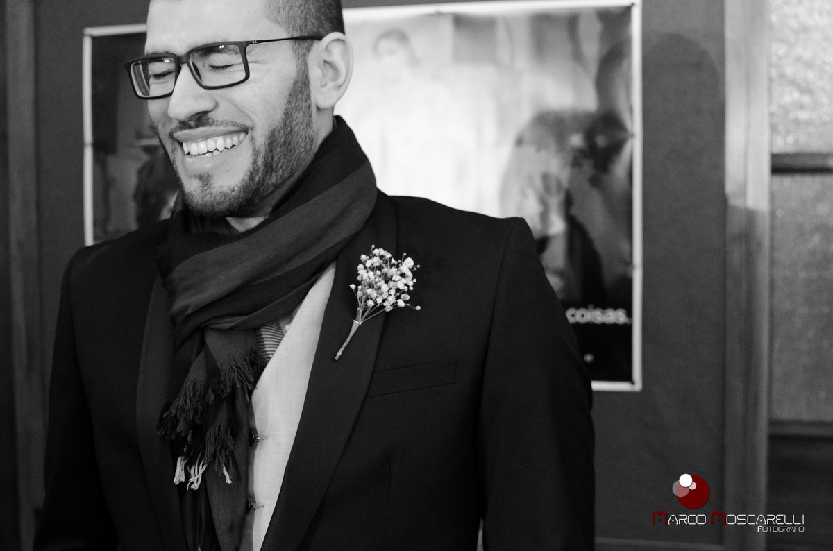 Momento de descontração do noivo, momentos antes da celebração do casamento. Foto por Marco Moscarelli