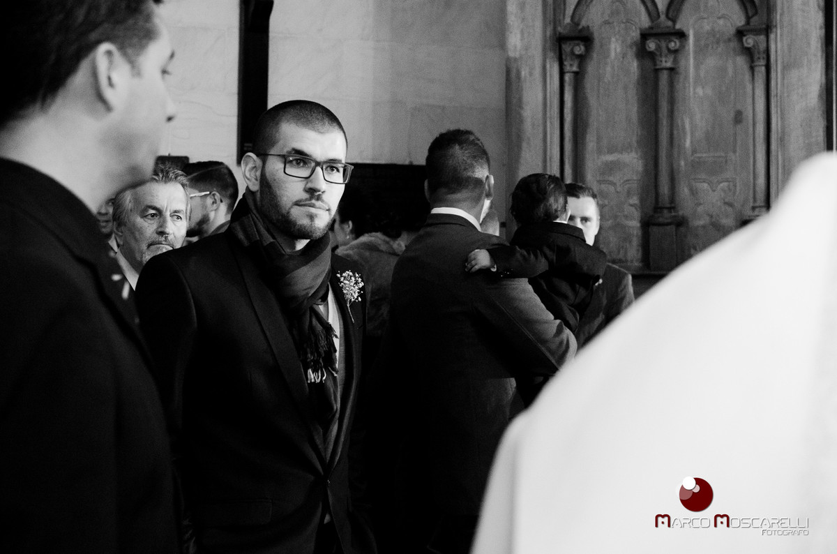 Foto em preto e branco do noivo momentos antes de entrar na igreja. Foto por Marco Moscarelli
