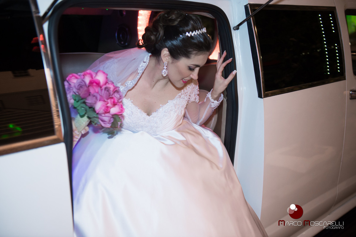 Noiva descendo da limosina na chgada a Paroquia São Pedro para a cerimônia de casamento. Foto por Marco Moscarelli