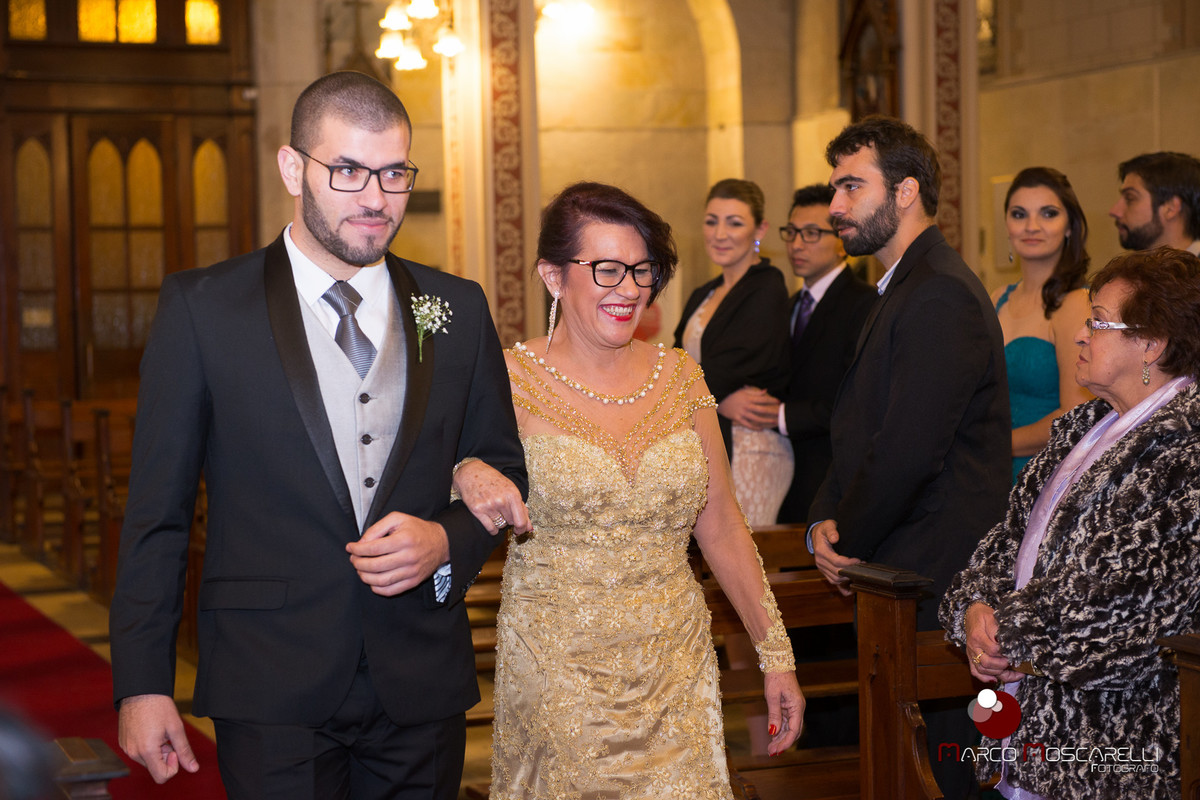 Noivo e sua mãe entrando na igraja para o casamento. Foto por Marco Moscarelli