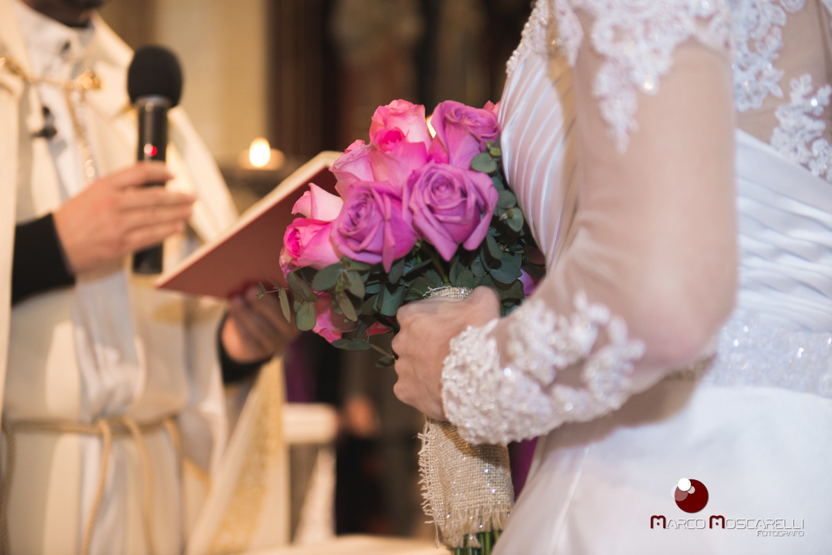 Detalhe do buque da noiva no altar da Paroquia Sa~~ao pedro durante a celebração do casamento. Foto por Marco Moscarelli