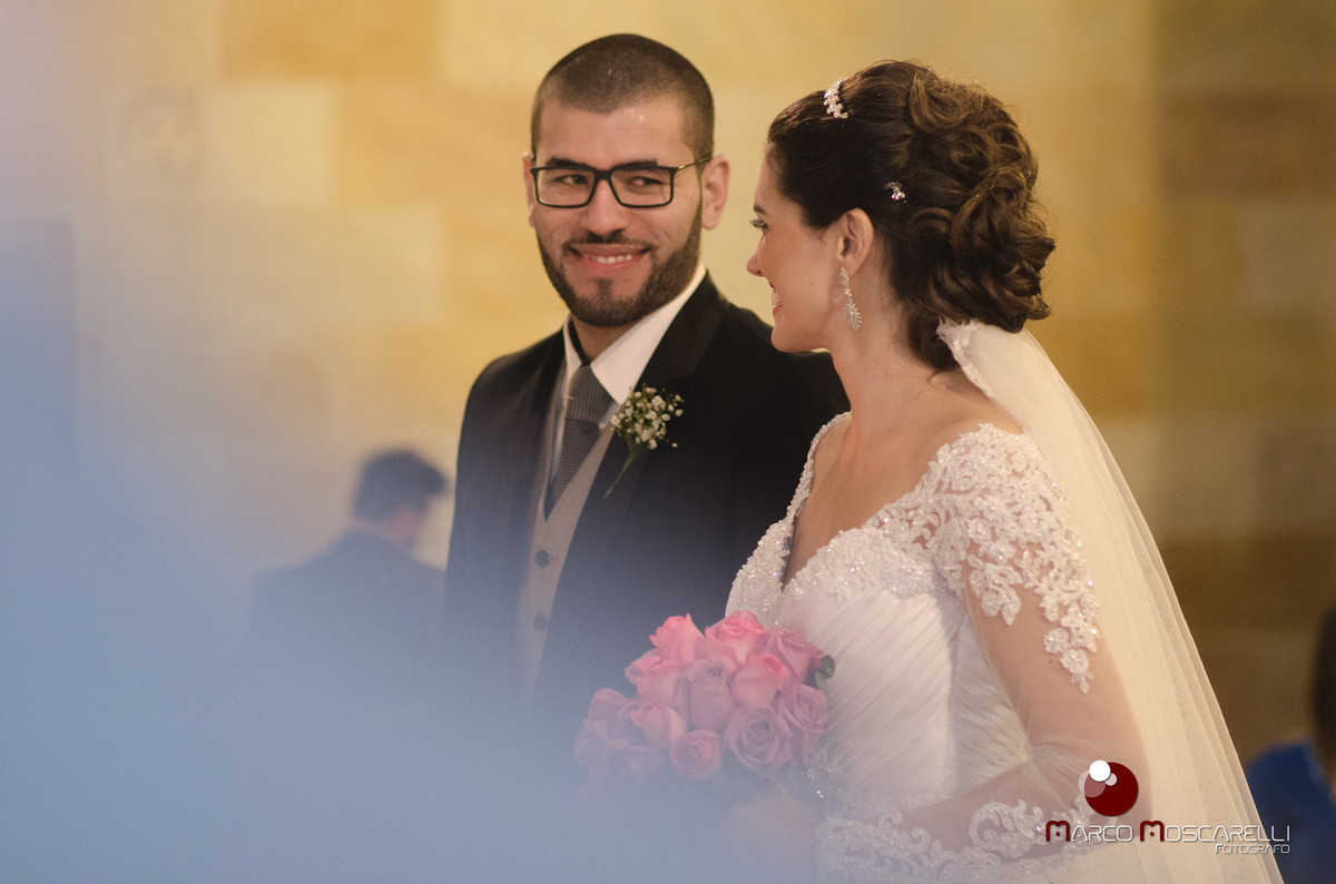 Lindo olhar emociondado do noivo para a noiva no altar durante o casamento. Foto por Marco Moscarelli