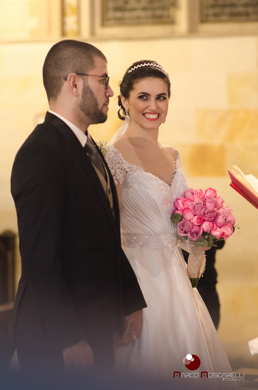 Lindo olhar da noiva para o noivo no altar durante a celebração do casamento. Foto por Marco Moscarelli