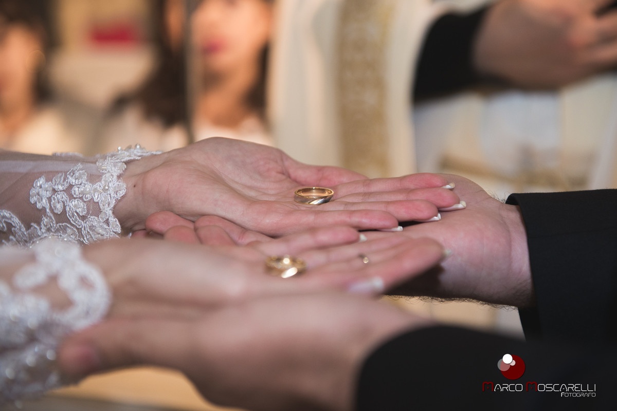 Detalhe das alinaças nas mãos dos noivos durante a celebração dos casamento. Foto por Marco Marco Moscarelli