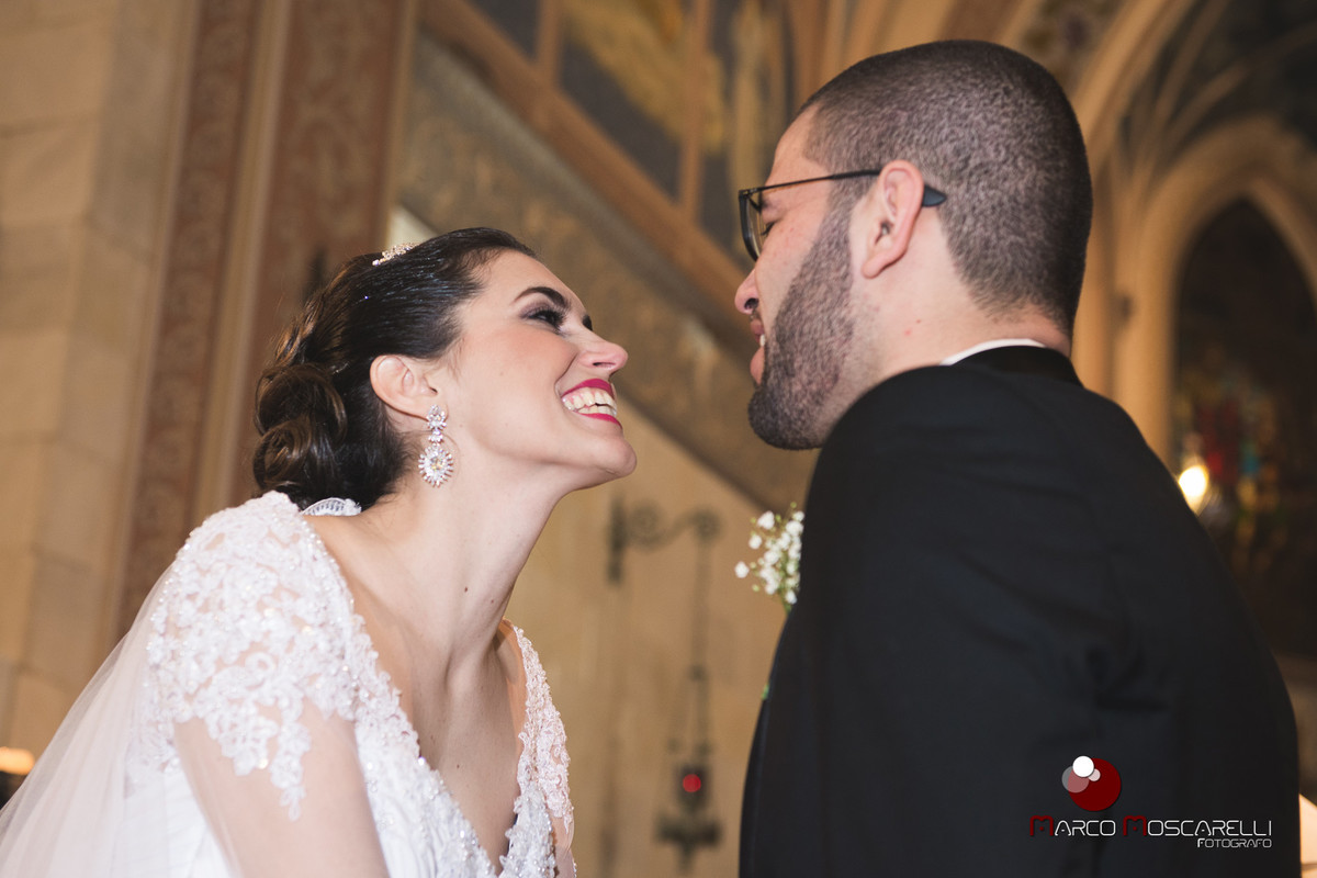 Belo sorriso da noiva durante o casamento.
