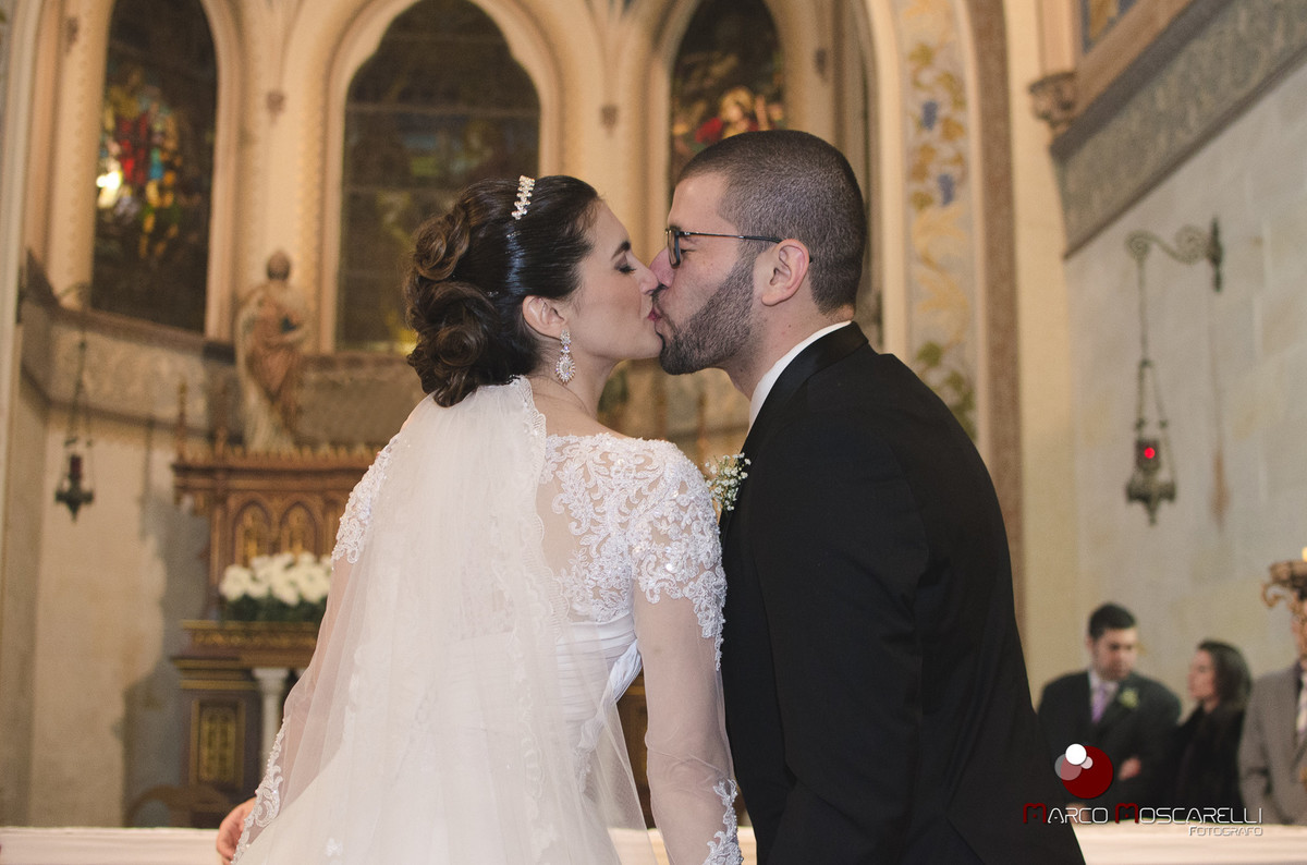 Beijo dos noivos no altar