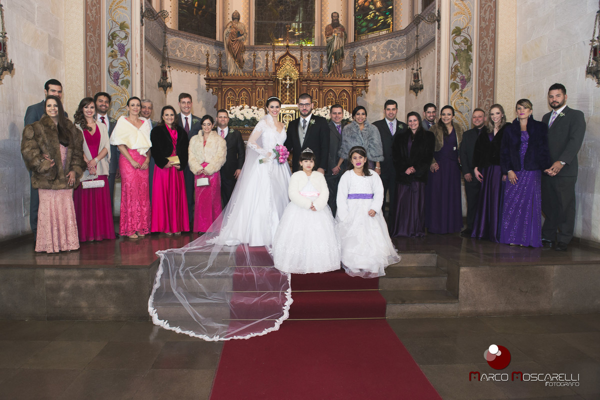Foto dos noivos com os padrinhos e aias logo após o casamento.