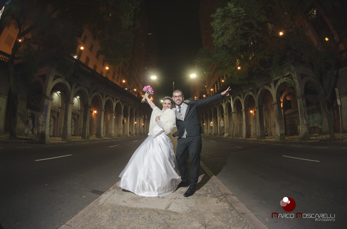Foto dos noivos na avenida Borges de Medeiros após o casamento em Porto Alegre