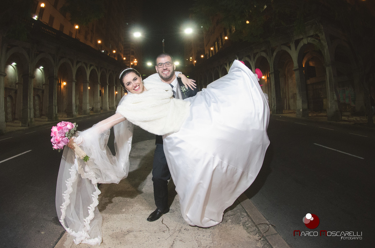 Foto dos noivos na avenida Borges de Medeiros após o casamento e Porto Alegre